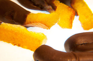scorze di arancia candite ricoperte di cioccolato fondente